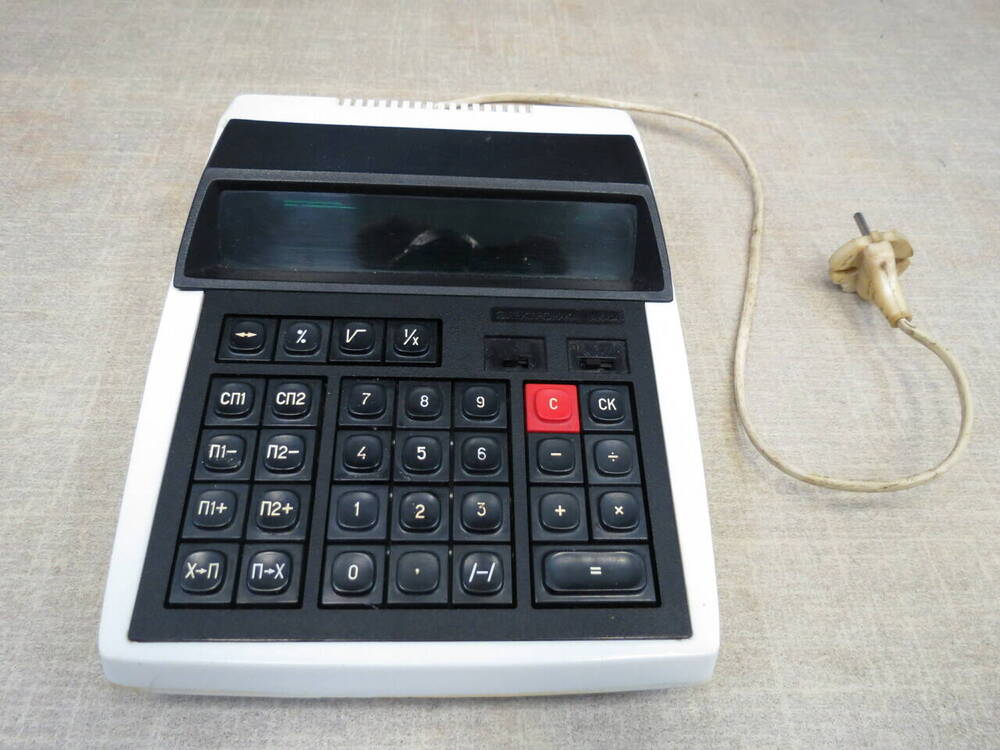 Электроника МК - 44 - 12- разрядный микрокалькулятор с питанием от сети. На обратной стороне этикетка с указанием характеристик: 220В, 50 Гц, 6Вт, цена 120 руб. 1990г. выпуска.