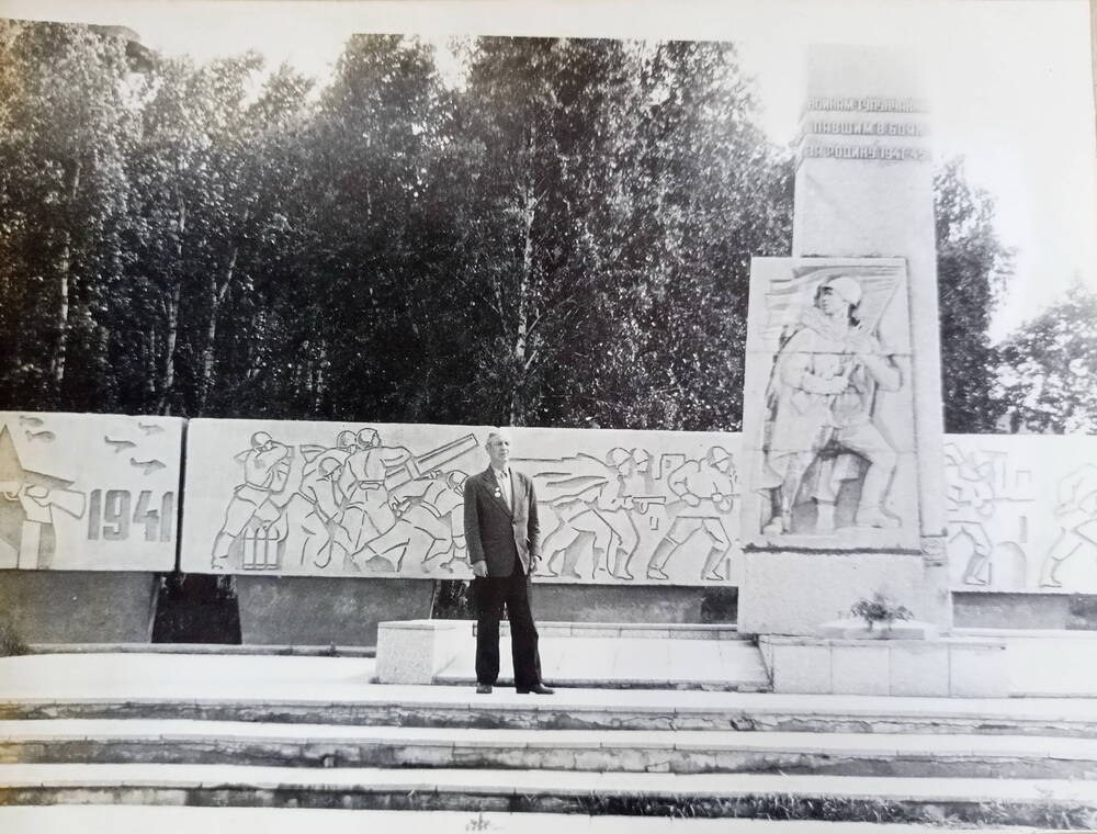 Фотография черно-белая. Город Тулун. Мемориал Славы в честь погибших в годы Великой Отечественной войны.