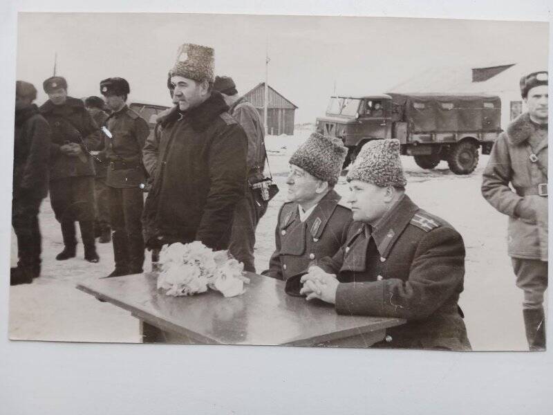 Фотография черно-белая, групповая. Генерал-лейтенант Кирсанов смотрит выступление самодеятельности участников маневров «Двина».