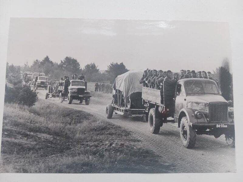 Фотография черно-белая, групповая. Десантники на марше, на войсковых учениях.