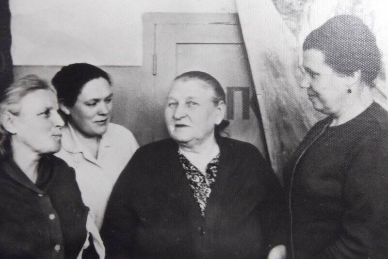 фотография ч/б. Групповая. Члены женского совета с. Августовки в 60-е годы.