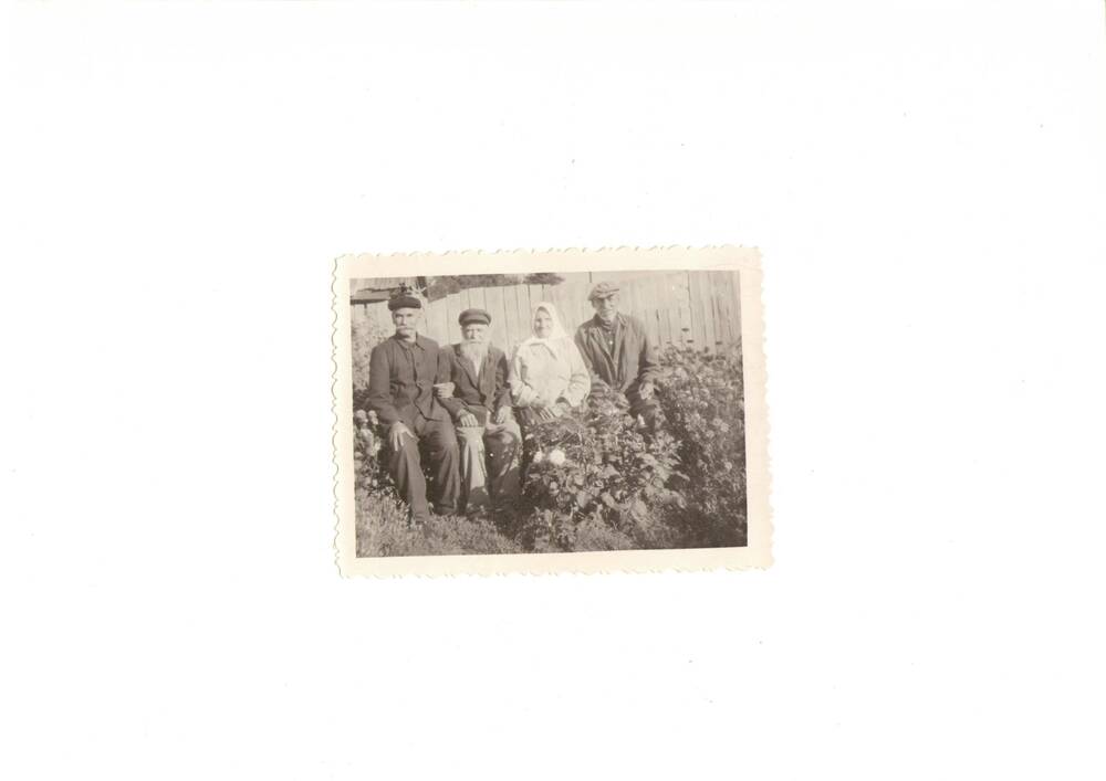 Фото черно-белое, групповое сотрудников продовольственного отдела в Калаче. Первый слева направо Мясников Д. К. – заведующий отделом, 19.09.1960