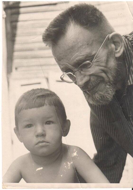 Фотография А.В. Кикин с внуком Андреем.