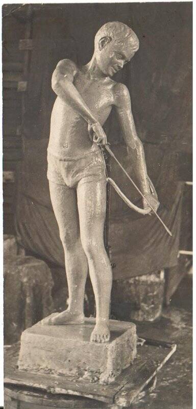 Фотография. Скульптурная композиция «Мальчик с луком». Автор А.В. Кикин.