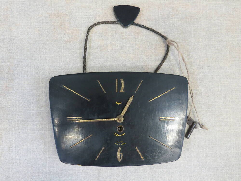 Мехнический настренные часы от Сердобского часового завода Маяк дата выпуска - II кв. 1973г. семидневный завод ключом.