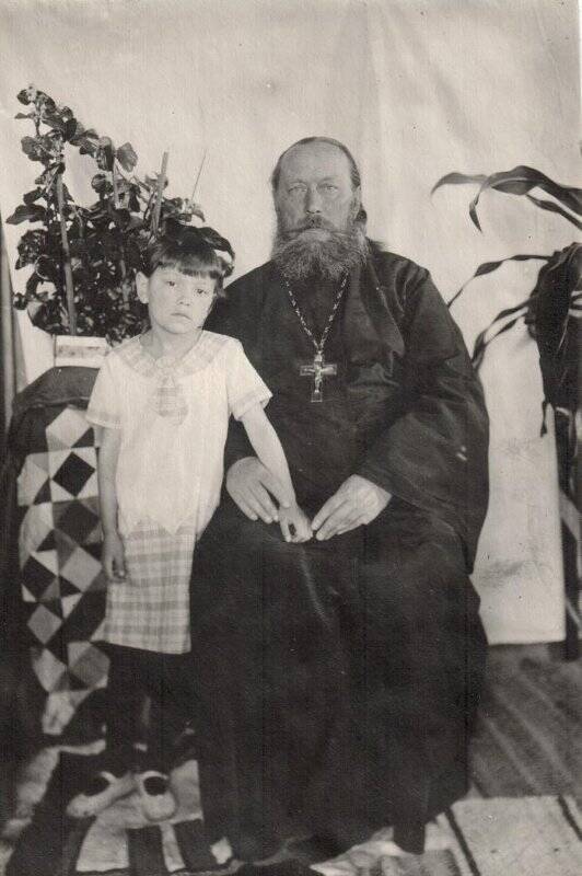 Фотография групповая. А.М. Винокуров с внучкой Ниной Анисимовой. Фото черно-белое, на обороте пояснительная надпись.