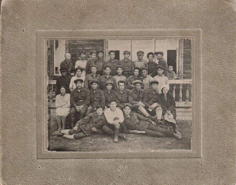 Фотография групповая. Комсомольцы Вилюйского педагогического техникума, 1930-ые годы.