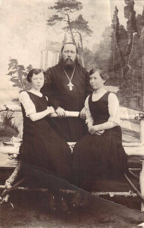 Фотография групповая. Винокуров Алексей Михайлович с дочерьми.