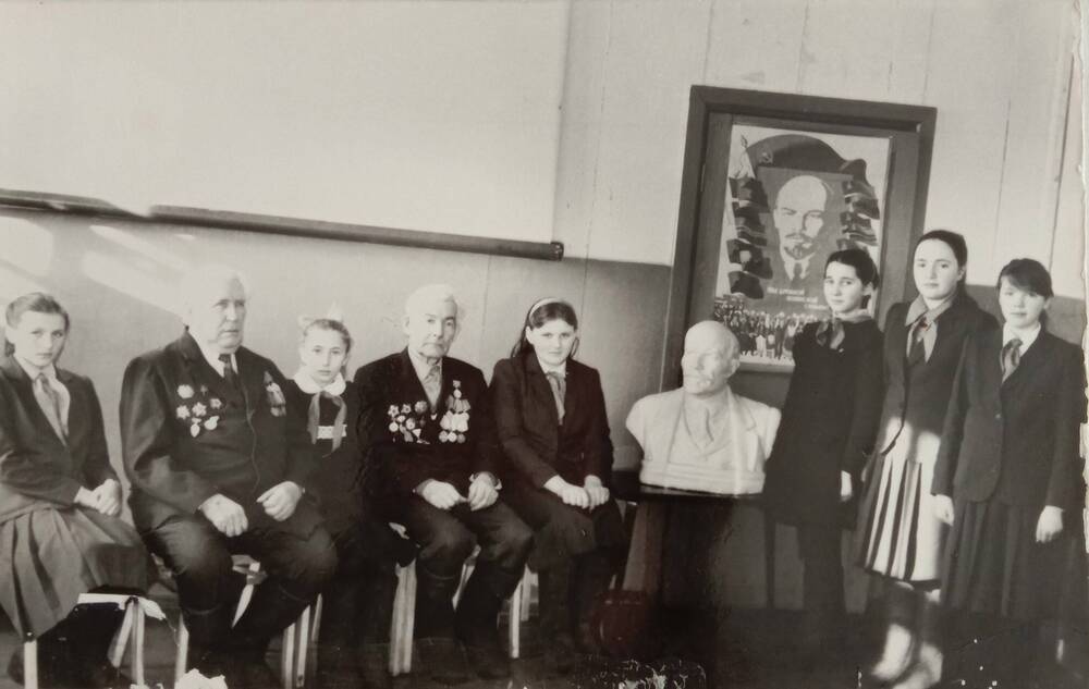 Фото.Встреча ветеранов Великой Отечественной войны с пионерами.