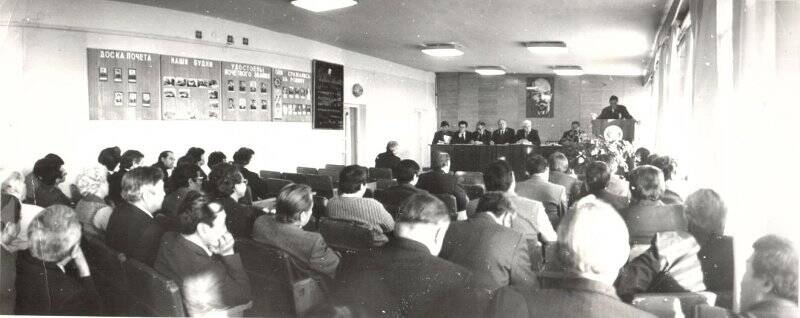 Фотография групповая. Заседание работников культуры. Каратаев Н.Н. выступает на трибуне. 80-ые годы, г. Якутск.