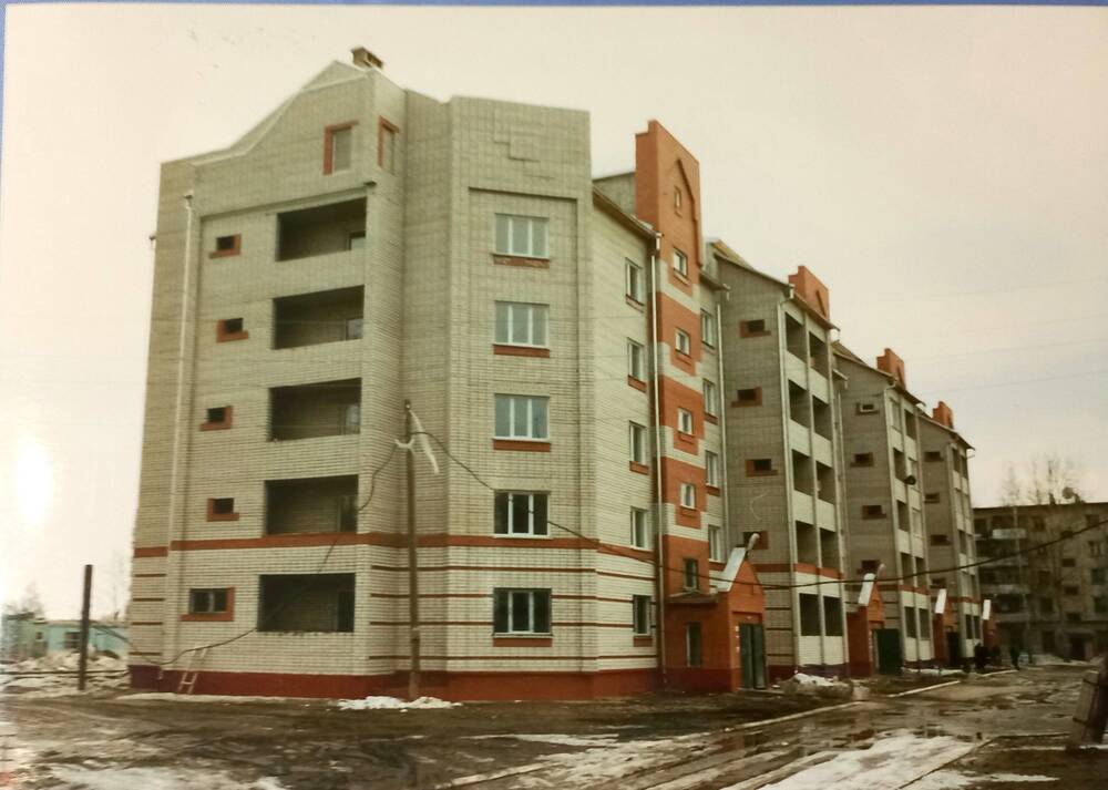 Фотография. Вид на дом №8а на улице Космонавтов. Построен ООО ГОРЕМ. Март 2005 года