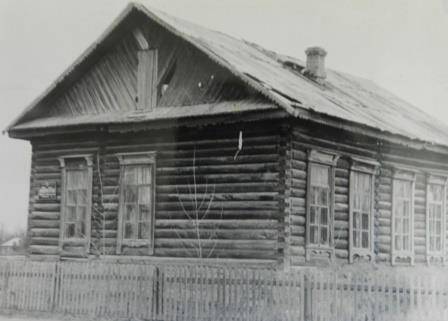 ч/б фотография деревянного здания библиотеки в с. Киинск.