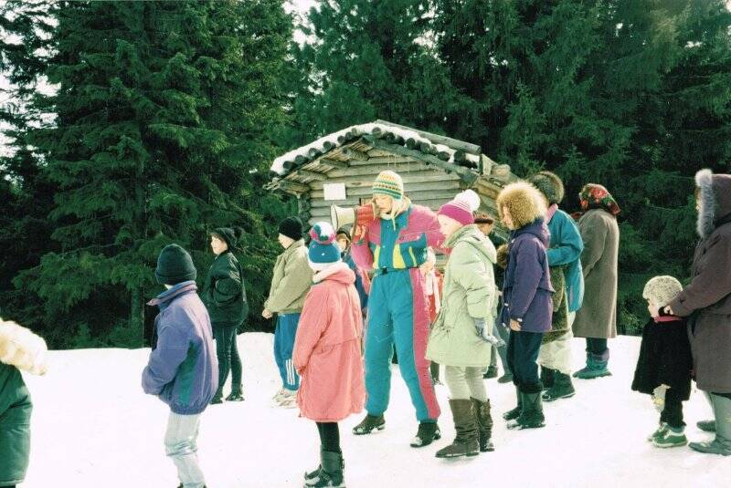 Фотография цветная, глянцевая. Участники традиционного праздника «Вороний день» в этнографическом музее под открытым небом «Торум Маа» (г. Ханты-Мансийск ХМАО).