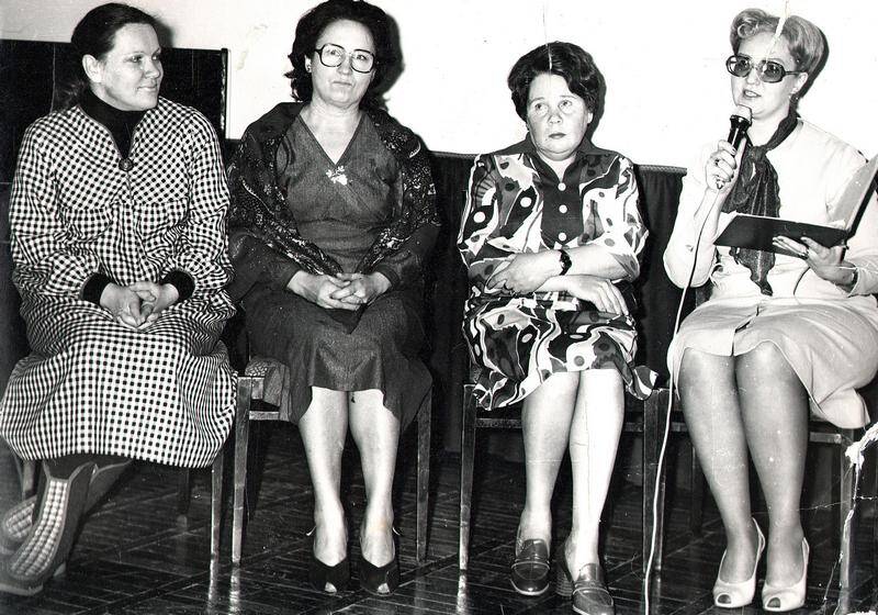 Фотография групповая. Слева направо сидят: С. Царегородцева, Г. Чевычелова, Г. Митрофанова, Л. Попова.