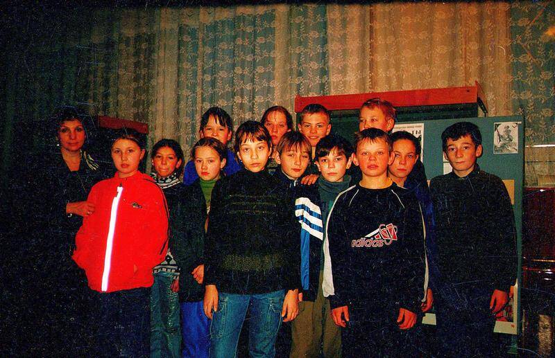 Фотография групповая. Учащиеся школы № 38 в городском краеведческом музее, преподаватель Нестерова.