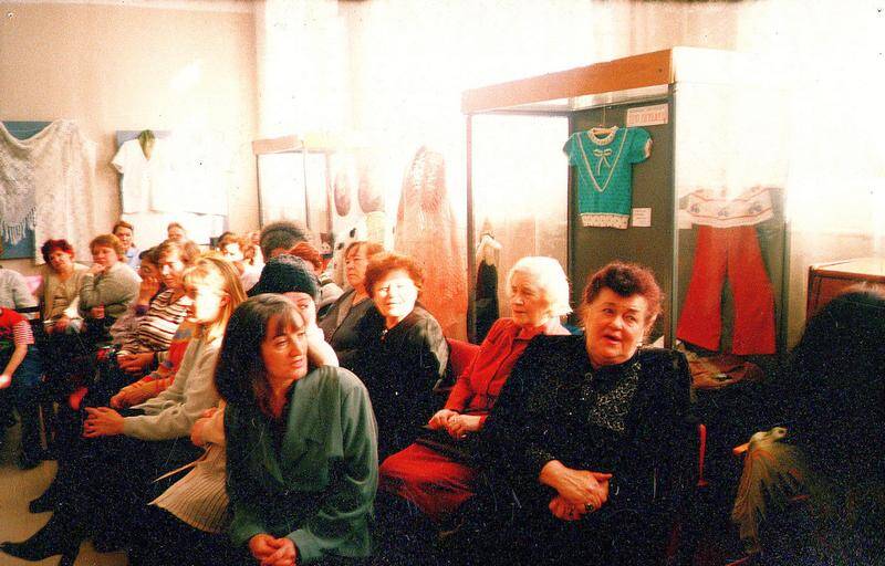 Фотография групповая. Заседание женского клуба в городском краеведческом музее.