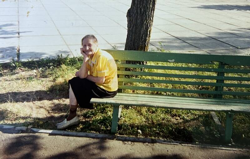 Фотография сюжетная. Свирепова Анна Яковлевна сидит на скамейке.