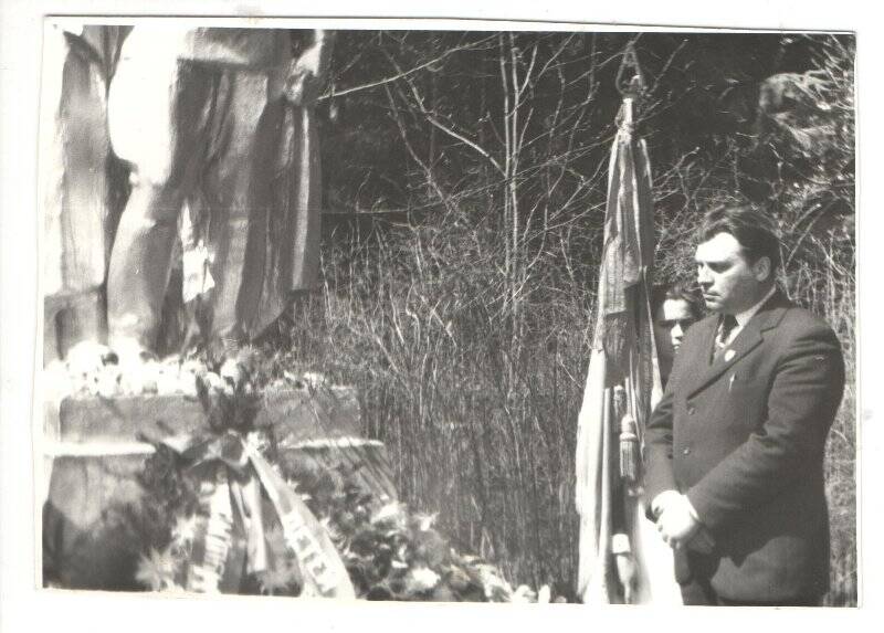 Фотография Мущинский Л.Ф. у могилы отца в селе Спасо - Талица Оричевского района Кировской области