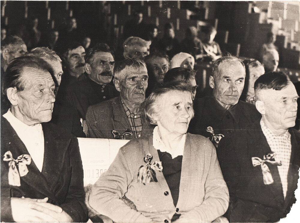 Фото сюжетное: ветераны гражданской войны - участники торжественного заседания, посвященного 50-летию Советской власти в зале РДК