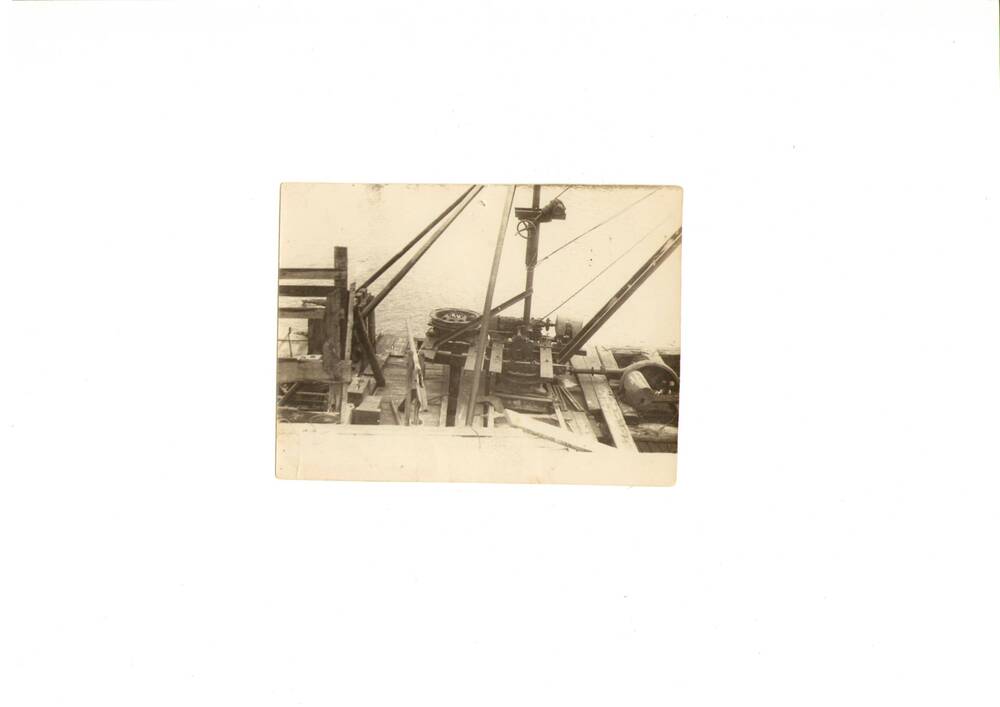 Фото черно-белое плавучего крана в Калачевском порту, 1947.
