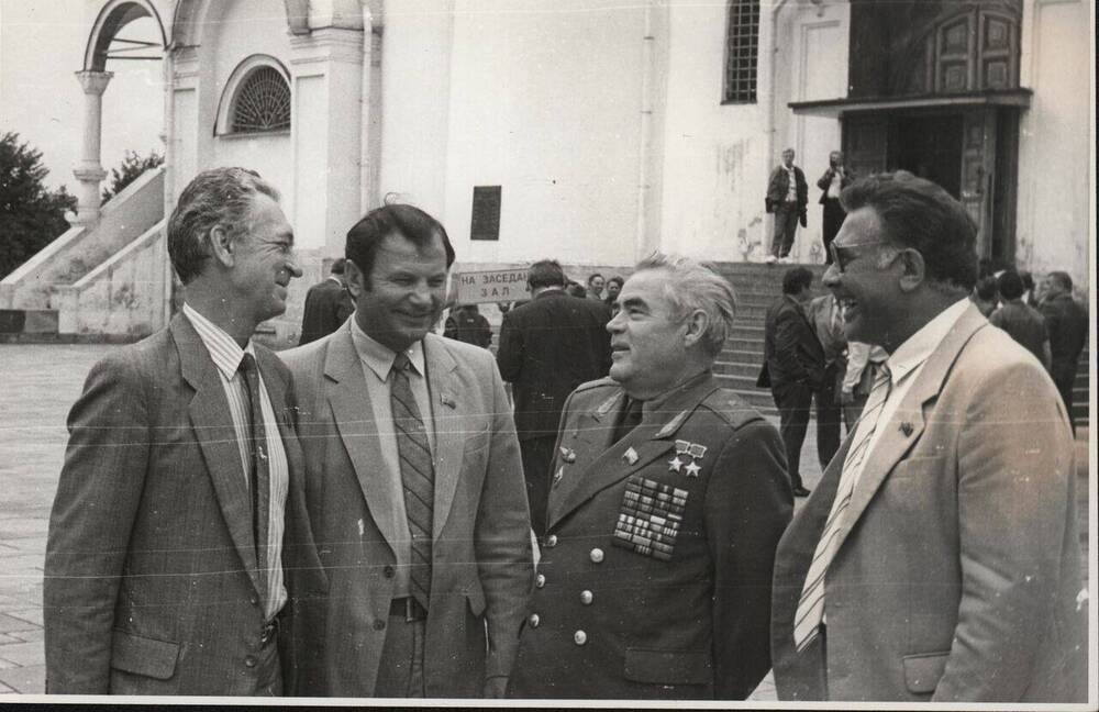 Фото. Перед заседанием. Москва, 1997 год.