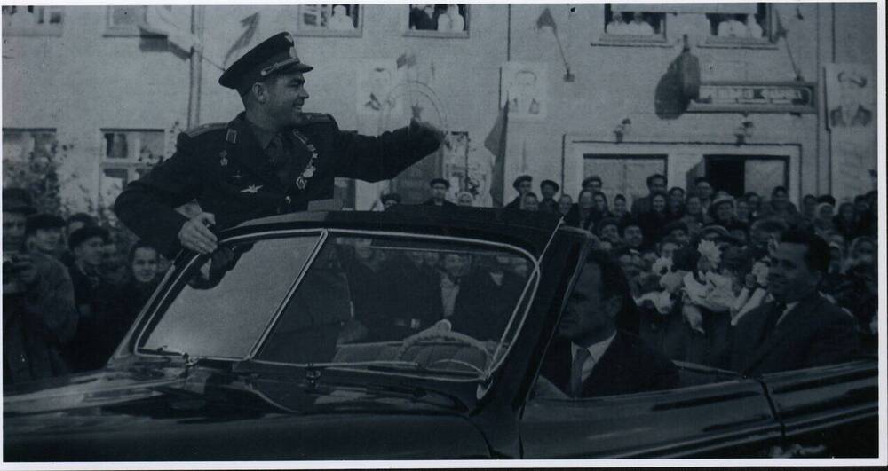 Фото. Столица Чувашии встречает А.Г. Николаева после его первого полета в космос. Чебоксары, 2 сентября 1962 года