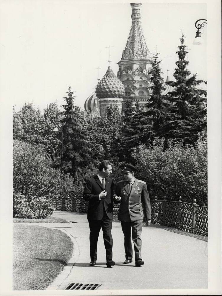 Фото. В.И.Севастьянов и А.Г.Николаев  отдыхают перед стартом. г. Москва, 1970 год