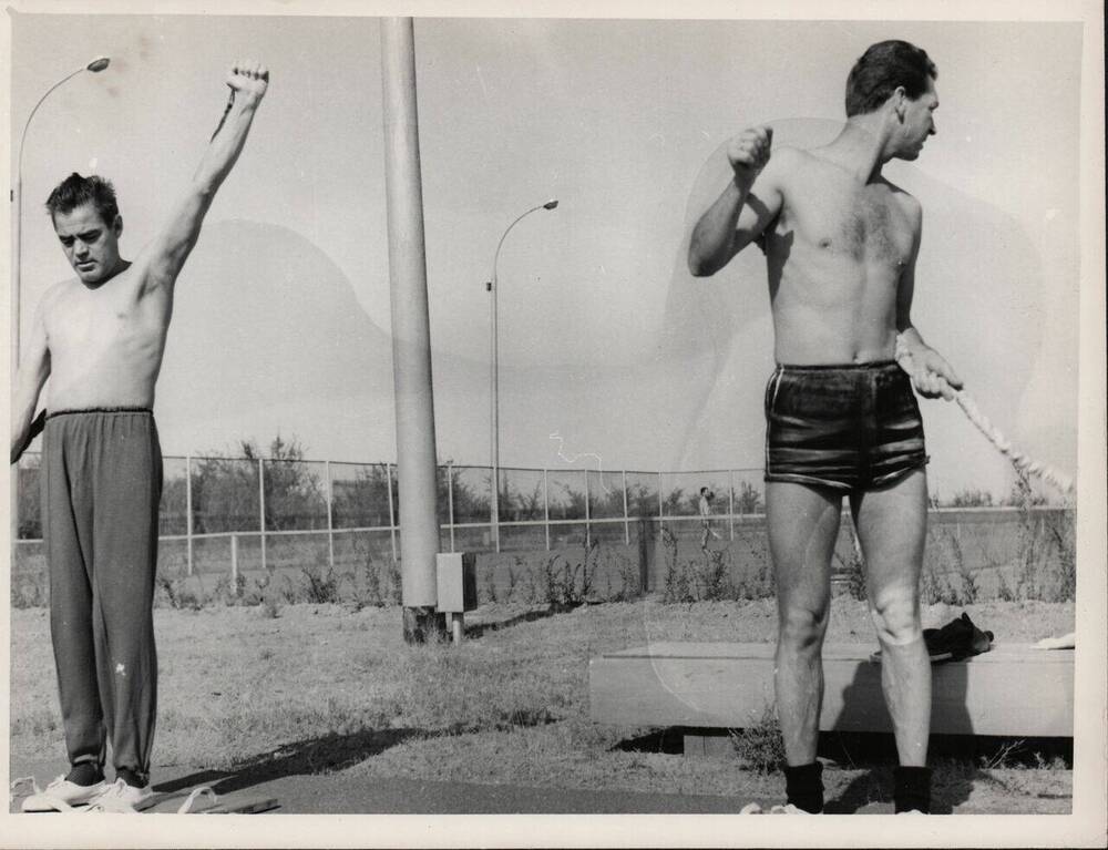 Фото. А. Николаев и В. Севастьянов на утренней зарядке. 1970 год