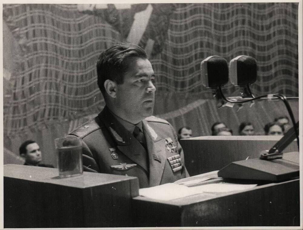 Фото. Дважды Герой Советского Союза А.Г. Николаев в Ульяновске. 1970 год