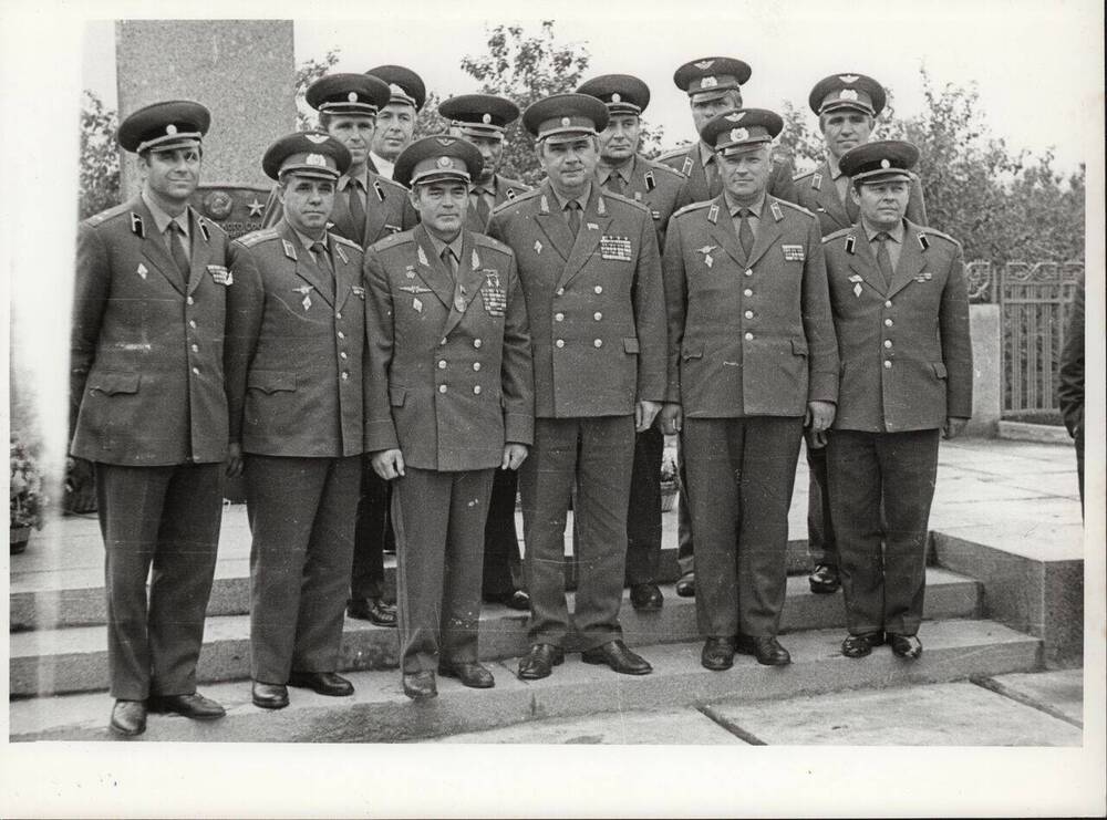 Фото. Герой космоса А.Г. Николаев на родине - в первом ряду слева третий. с. Шоршелы, август 1977 года