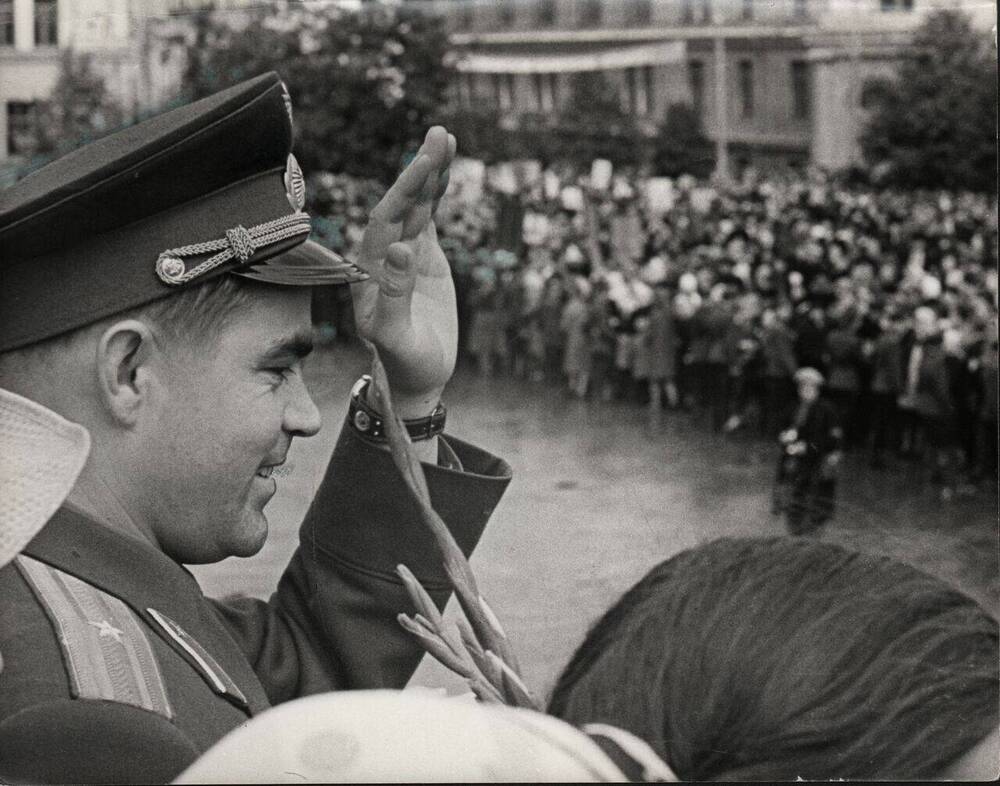 Фото. Летчик-космонавт СССР А.Г. Николаев на встрече с пионерами. г.Чебоксары, 1965 год
