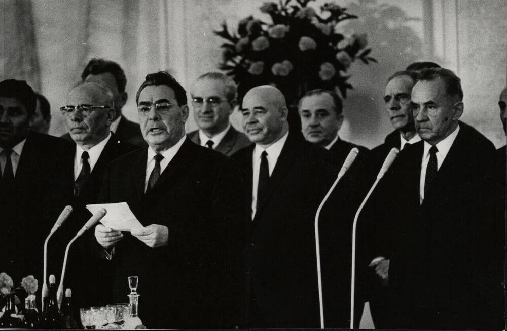 Фото. Л.И. Брежнев поздравляет В. Севастьянова и А. Николаева с получением наград. 1970 год