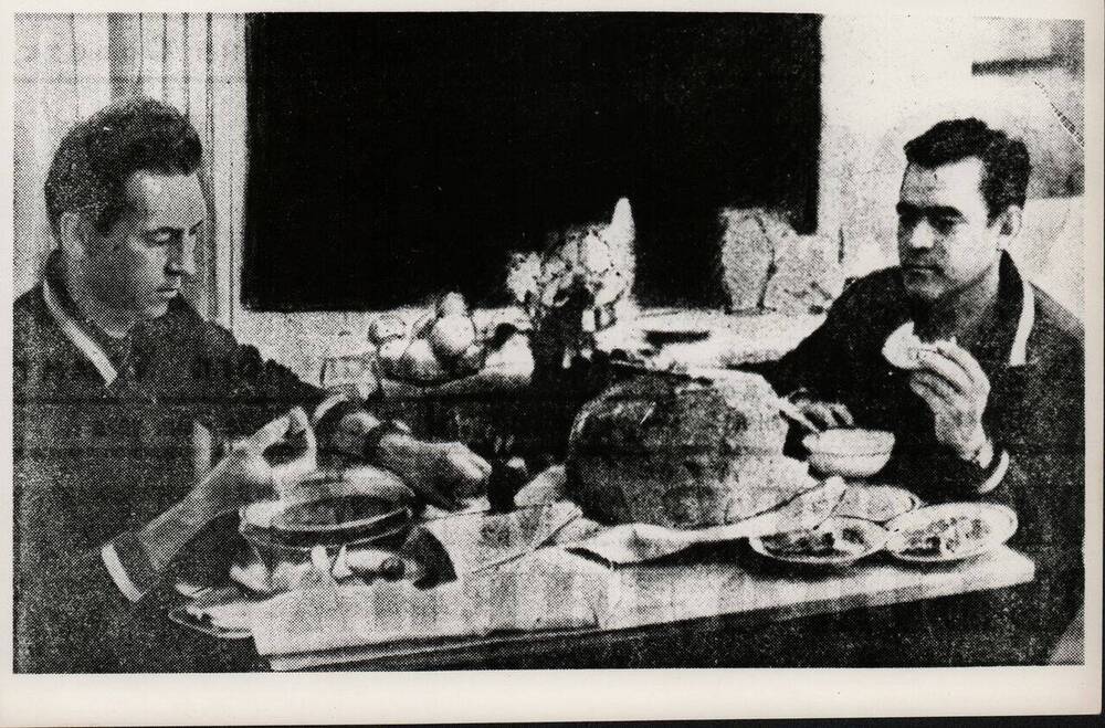 Фото. Первый земной обед экипажа Союз-9 В. Севастьянова и А. Николаева. 1970 год
