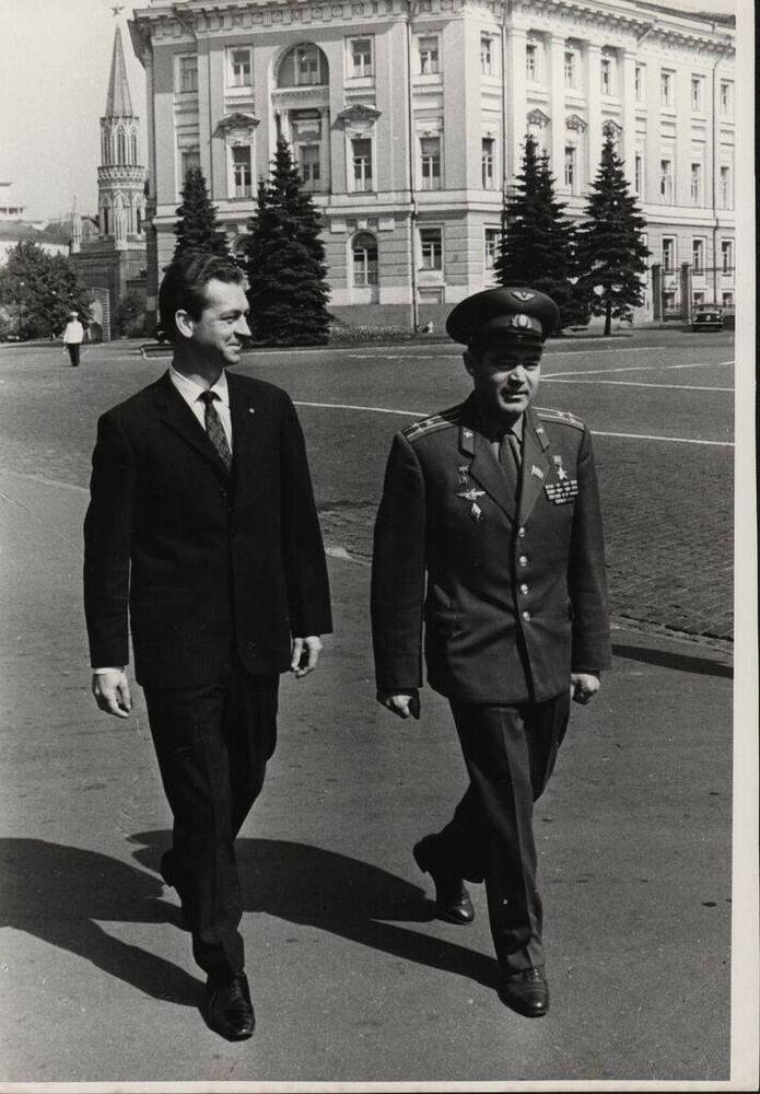 Фото. В.И. Севастьянов и А.Г. Николаев  гуляют по  Москве. 1970 год, перед стартом