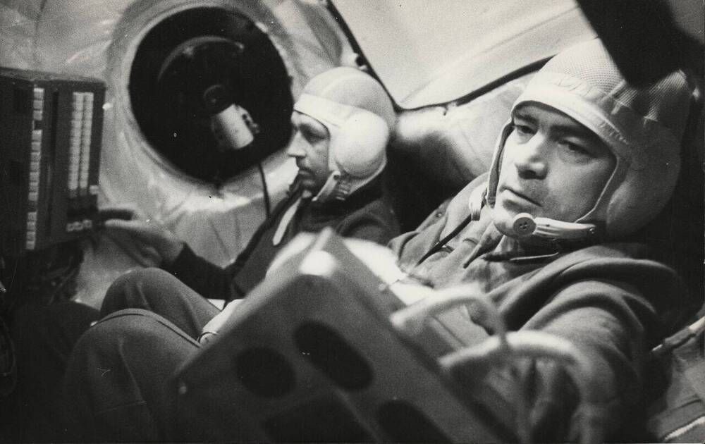 Фото. Второй день полета на космическом корабле Союз-9. 2.06.1970 г. В. Севастьянов и А. Николаев.