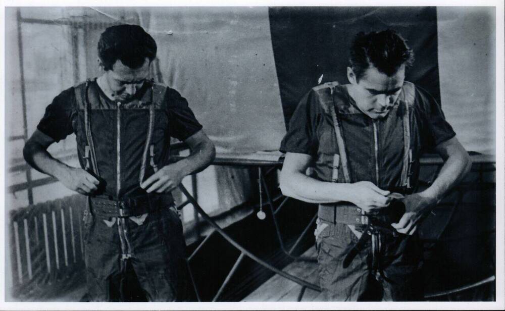Фото. Космонавты А. Николаев и В. Севастьянов облачаются в специальные тренировочные костюмы