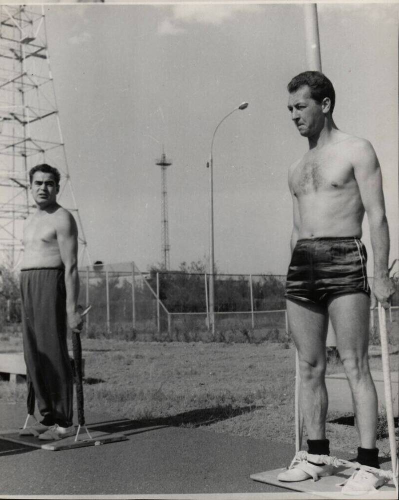 Фото. На спортивной площадке А.Г. Николаев и В.И. Севастьянов. 1970 год