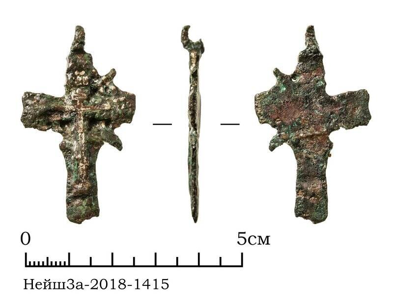 крестик нательный цветного металла прямоконечный с лучистым венцом вокруг средокрестия