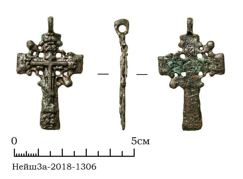 крестик нательный цветного металла прямоконечный с лучистым венцом вокруг средокрестия