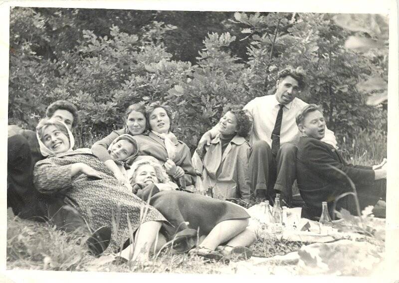 Фотография черно-белая, групповая. Комсомольский актив Шиловского района в День советской молодёжи, 1963 год. Последнее воскресенье июня.
