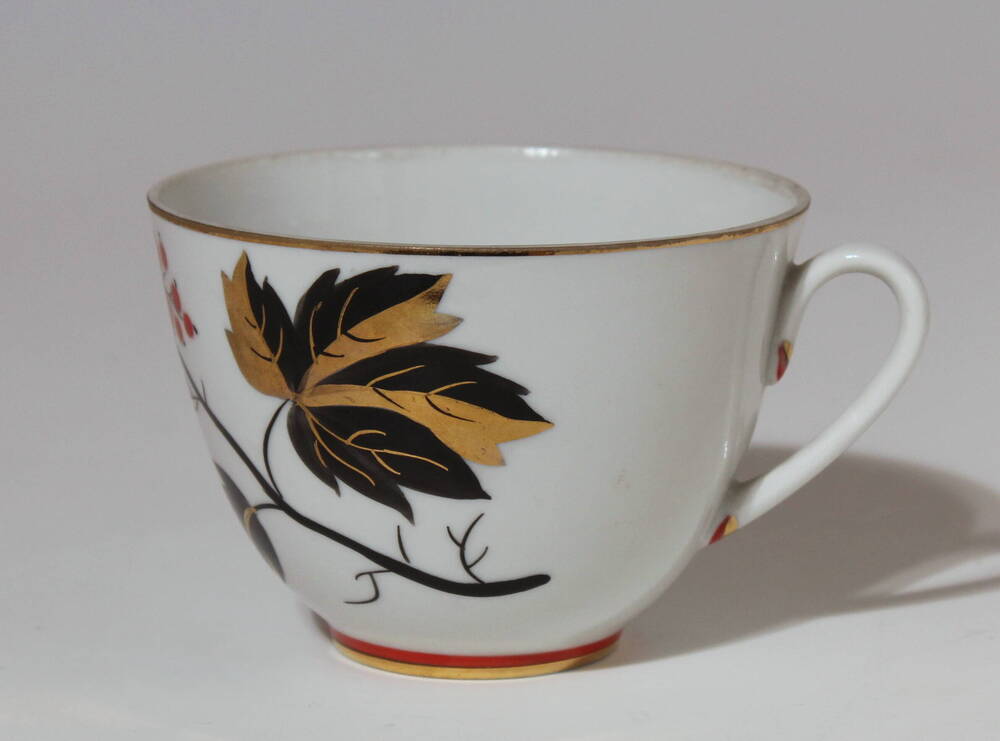 Чашка чайная (из сервиза Красная смородина из 16-ти предметов, КП-4098 - 4113, 1812/1,2-ф - 1827-ф).