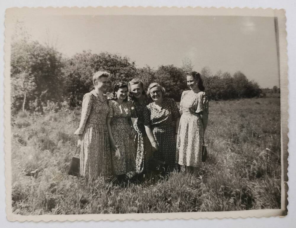 Фотография. Группа ссыльнопоселенцев женщин в селе Пихтовке. Снимок 1953 года Иосифа Черейского