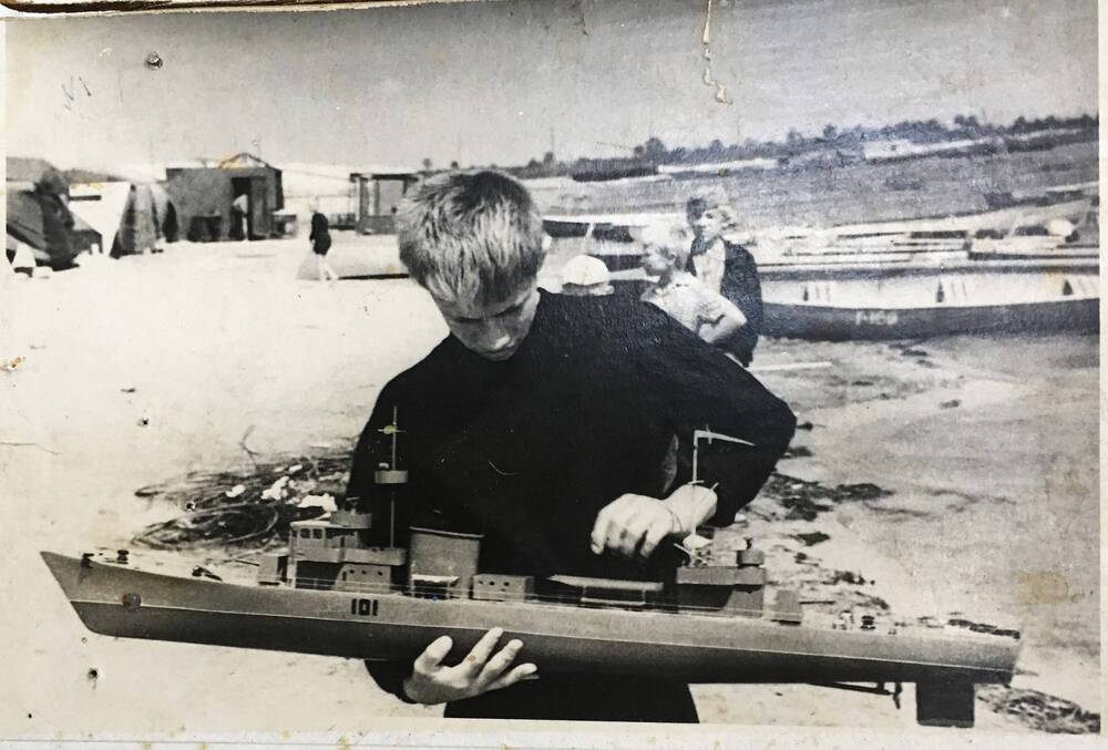 Фотография черно-белая. Областные соревнования судомоделистов. 1975 год. Кацуба Валера перед стартом.