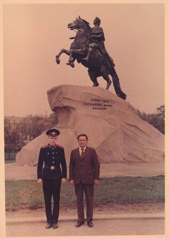 Фотография. Жарков С.П. с воспитанником Суворовского военного училища.