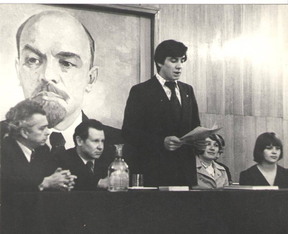 Фото. Сенченко Н. -секретарь комитета комсомола МБК ,выступает в президиуме 19.04.1978г.