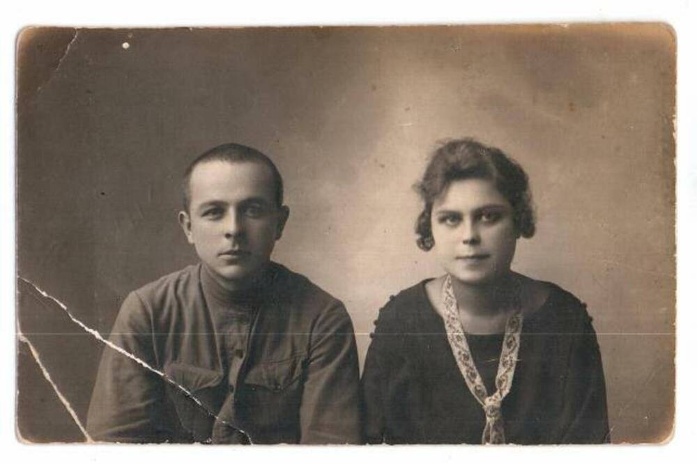 Фотопортрет парный. Моложанов И.М., сотрудник Лубенского горсовета, с женой.