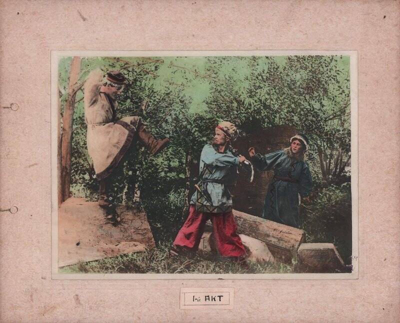 Фотография: 1-й акт из пьесы Чейнеш бай плетью бьет батрака.