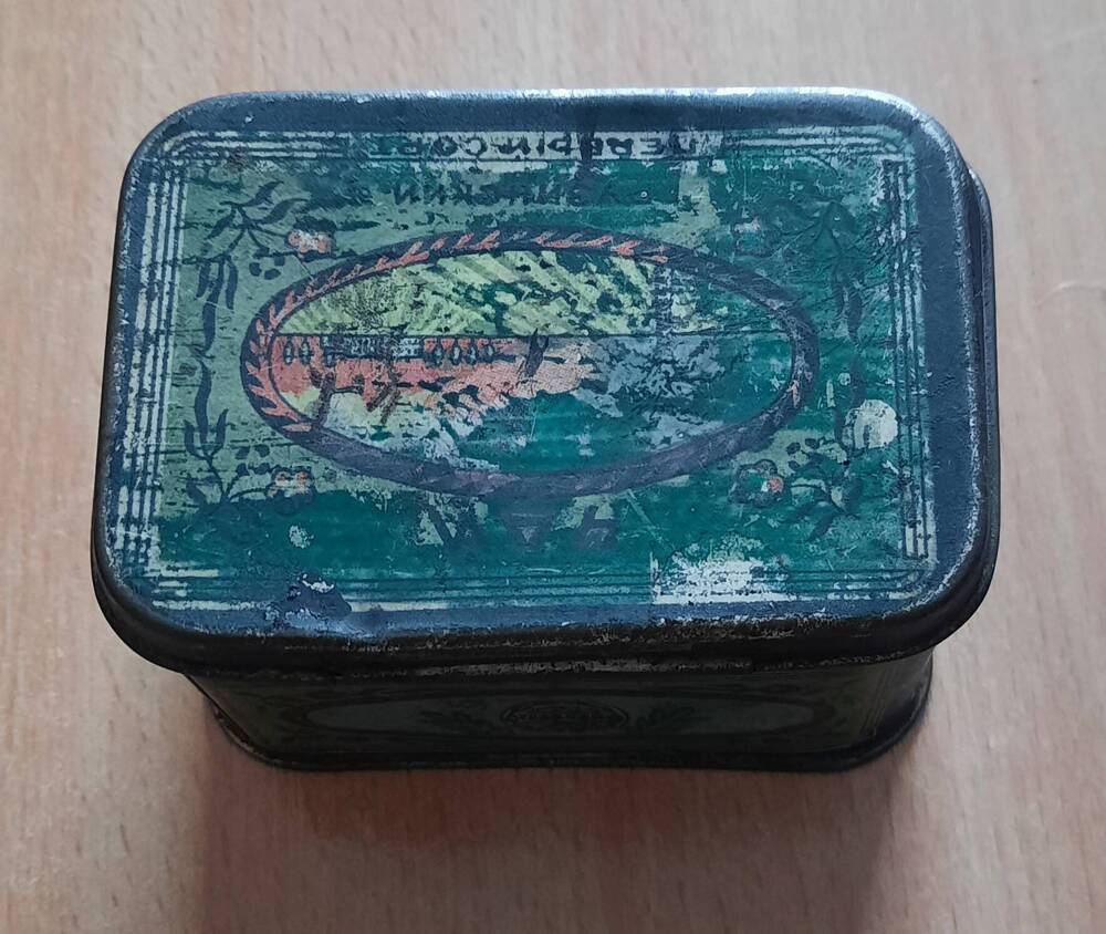 Коробка металлическая с крышкой, из-под чая, с рисунками и надписями.
