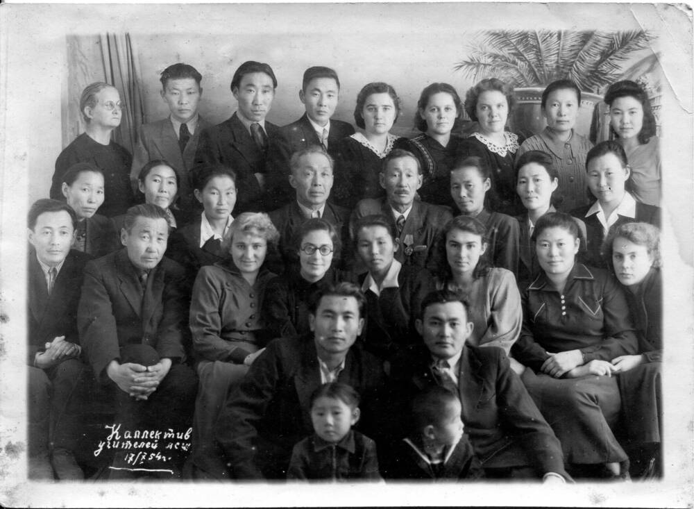 Фотография учителей Агинской средней школы №1 1954 года.