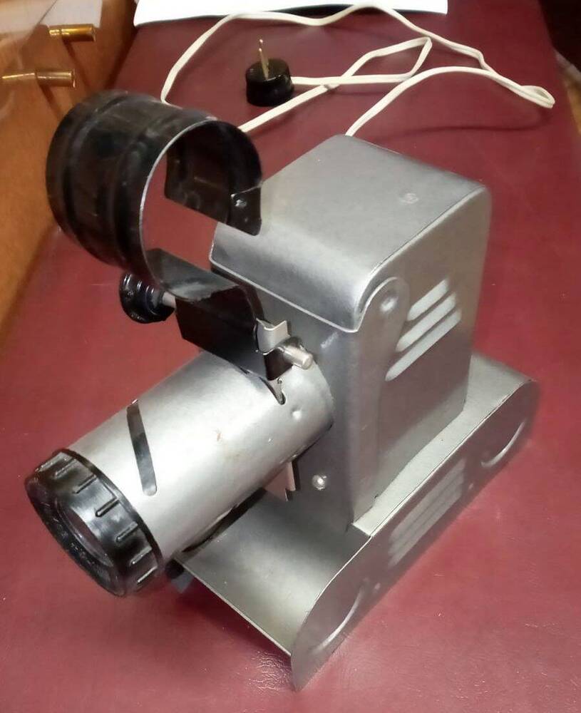 Фильмоскоп в металлическом корпусе с электропроводом.